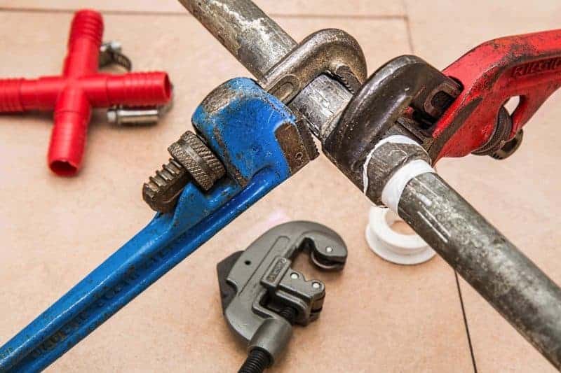 תיקון צינור עם כלים